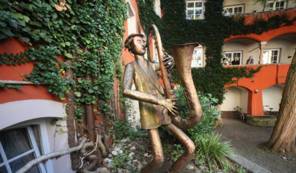 Bronzefigur eines Saxophonisten vor dem Mautnerschloss © Burghauser Touristik GmbH