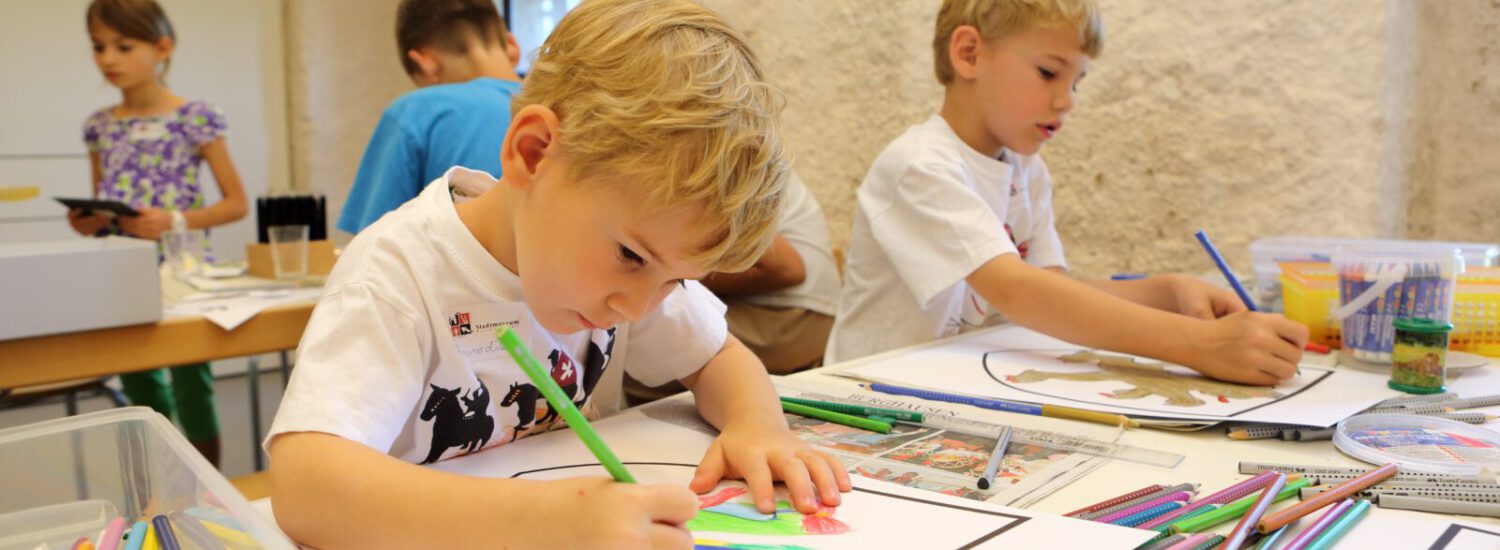 Malende Kinder im Stadtmuseum © Stadt Burghausen