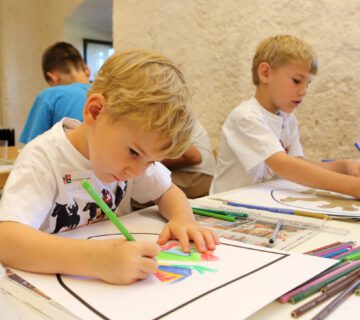 Malende Kinder im Stadtmuseum © Stadt Burghausen