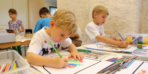 Malende Kinder im Stadtmuseum © Stadt Burghausen