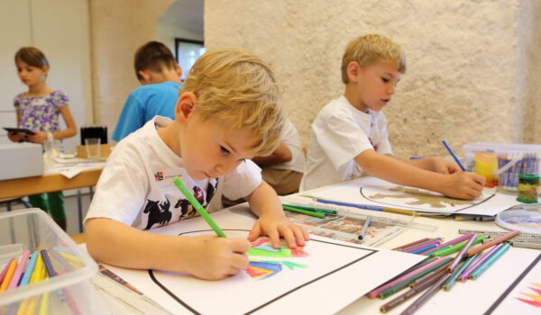 Malende Kinder im Stadtmuseum © Stadt Burghausen