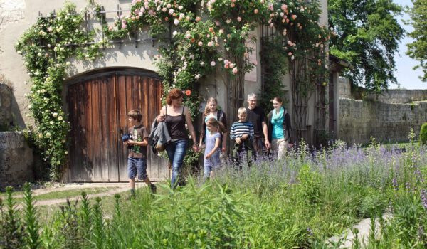 Familie in Raitenhaslach © Burghauser Touristik GmbH Familie in Raitenhaslach © Burghauser Touristik GmbH
