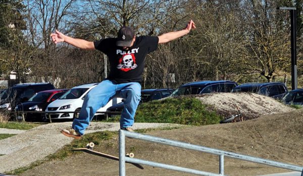 Der Skateplatz mit vielen Rampen, Stufen und Geländern © Stadt Burghausen/ebh