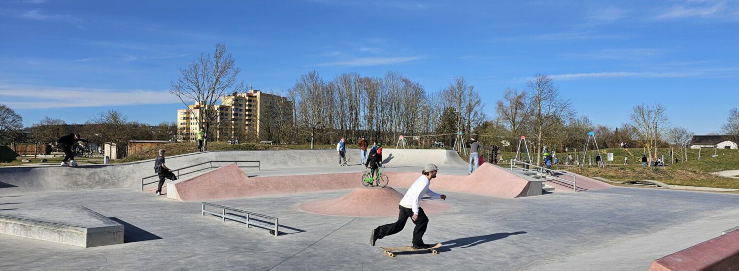 Der Skateplatz mit vielen Rampen, Stufen und Geländern © Stadt Burghausen/ebh