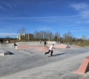 Der Skateplatz mit vielen Rampen, Stufen und Geländern © Stadt Burghausen/ebh