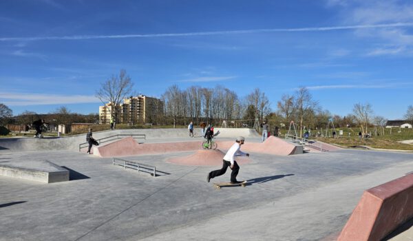 Der Skateplatz mit vielen Rampen, Stufen und Geländern © Stadt Burghausen/ebh