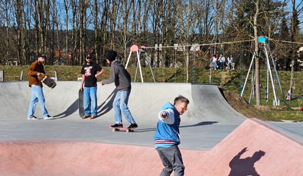 Der Skateplatz mit vielen Rampen, Stufen und Geländern © Stadt Burghausen/ebh