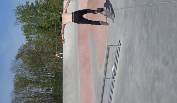 Der Skateplatz mit vielen Rampen, Stufen und Geländern © Stadt Burghausen/ebh