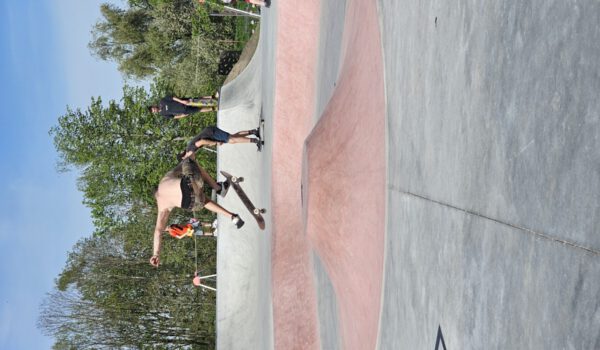 Der Skateplatz mit vielen Rampen, Stufen und Geländern © Stadt Burghausen/ebh