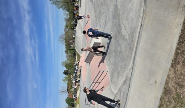 Der Skateplatz mit vielen Rampen, Stufen und Geländern © Stadt Burghausen/ebh