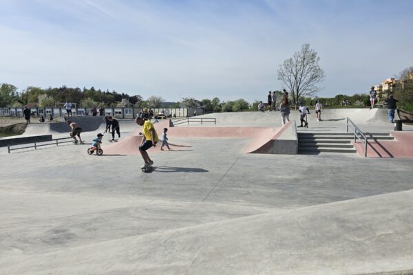 Der Skateplatz mit vielen Rampen, Stufen und Geländern © Stadt Burghausen/ebh