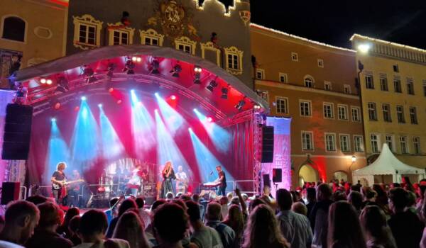 Band mit Publikum am Stadtplatz während des Brückenfestes © Hannah Eberle