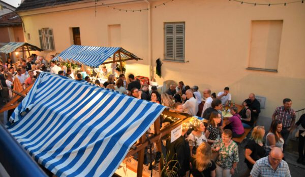 Buden in Ach während des Brückenfests © Hannah Eberle