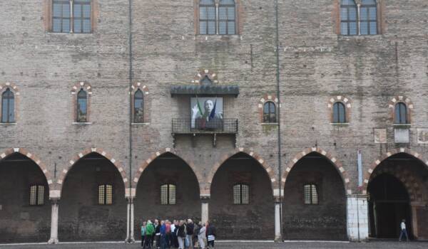 Touristengruppe vor alter Häuserfassade in Sulmona © Stadt Burghausen