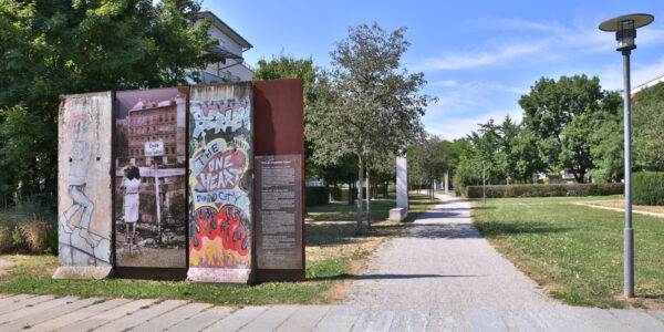Park der Deutschen Einheit mit einem Stück der Berliner Mauer © Gerhard Nixdorf