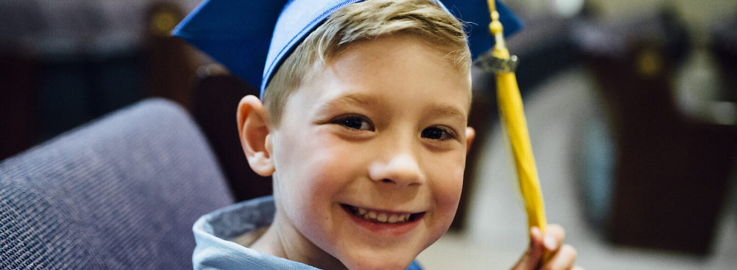 Kind in Abschlussrobe und Doktorhut © Westend61 / Cavan Images