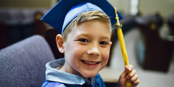 Kind in Abschlussrobe und Doktorhut © Westend61 / Cavan Images