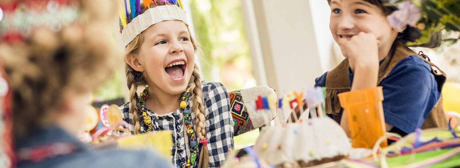 Lachende Kinder um Geburtstagskuchen © Westend61 / Cultura RF / Matelly