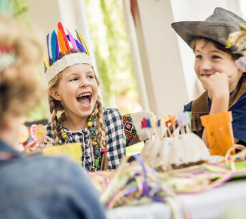 Lachende Kinder um Geburtstagskuchen © Westend61 / Cultura RF / Matelly