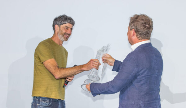 Bürgermeister Florian Schneider übergibt Christian Lerch den Preis für den besten Kinder- und Jugendfilm© Biennale Bavaria Internatioanl, Heiner Heine Bürgermeister Florian Schneider übergibt Christian Lerch den Preis für den besten Kinder- und Jugendfilm© Biennale Bavaria Internatioanl, Heiner Heine