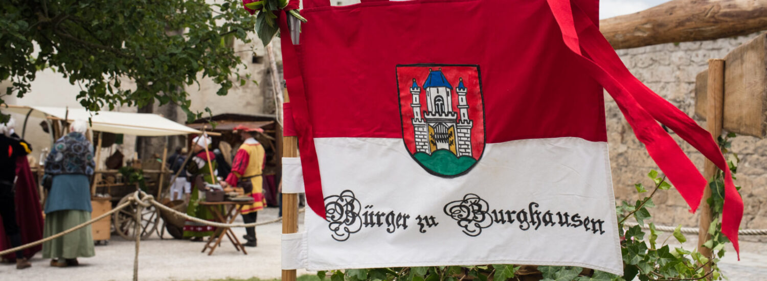 Fahne der Bürgergruppe Burghausens auf dem Burgfest © Hannah Soldner Fahne der Bürgergruppe Burghausens auf dem Burgfest © Hannah Soldner