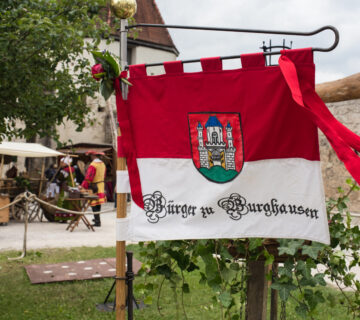 Fahne der Bürgergruppe Burghausens auf dem Burgfest © Hannah Soldner