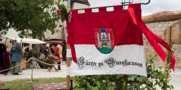 Fahne der Bürgergruppe Burghausens auf dem Burgfest © Hannah Soldner