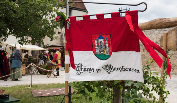Fahne der Bürgergruppe Burghausens auf dem Burgfest © Hannah Soldner Fahne der Bürgergruppe Burghausens auf dem Burgfest © Hannah Soldner