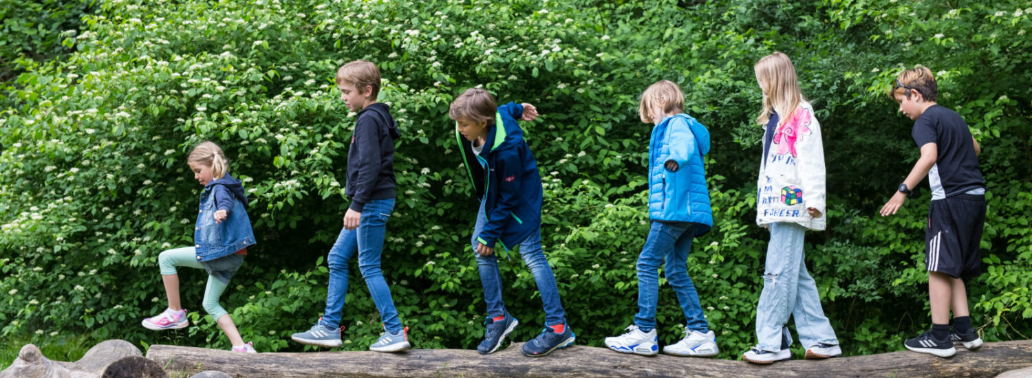 Kinder balancieren auf einem Baumstamm im Bräugartl © Hannah Soldner