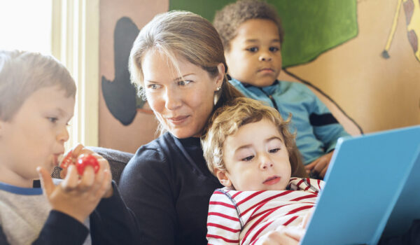 Frau liest drei Kindern vor © Westend61 / Maskot / Maskot . Frau liest drei Kindern vor © Westend61 / Maskot / Maskot .