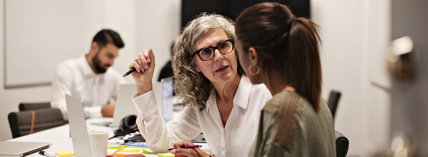 Zwei Frauen im Gespräch vor einem Laptop in Besprechungsraum © Westend61 / Maskot / Maskot Zwei Frauen im Gespräch vor einem Laptop in Besprechungsraum © Westend61 / Maskot / Maskot