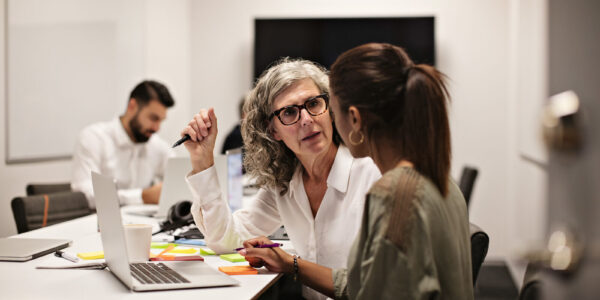 Zwei Frauen im Gespräch vor einem Laptop in Besprechungsraum © Westend61 / Maskot / Maskot
