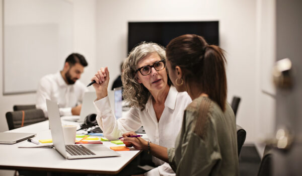 Zwei Frauen im Gespräch vor einem Laptop in Besprechungsraum © Westend61 / Maskot / Maskot
