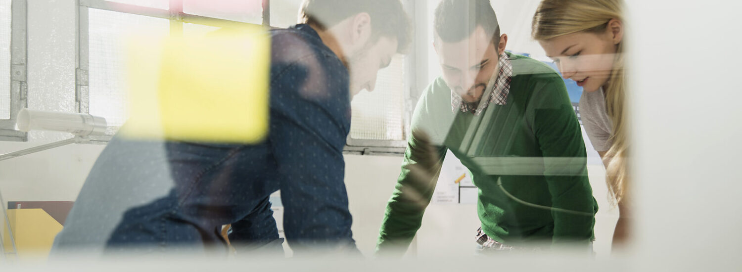 Drei Personen in einem Gespräch im Büro © Westend61 / Uwe Umstätter Drei Personen in einem Gespräch im Büro © Westend61 / Uwe Umstätter