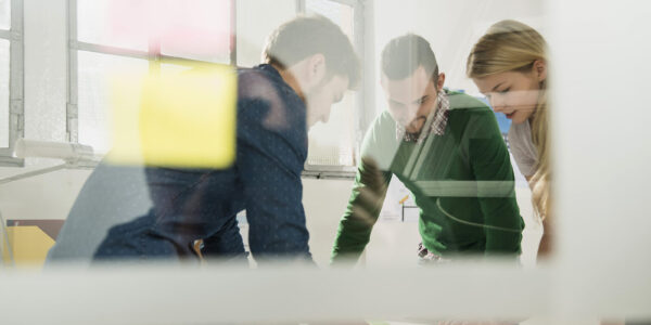 Drei Personen in einem Gespräch im Büro © Westend61 / Uwe Umstätter