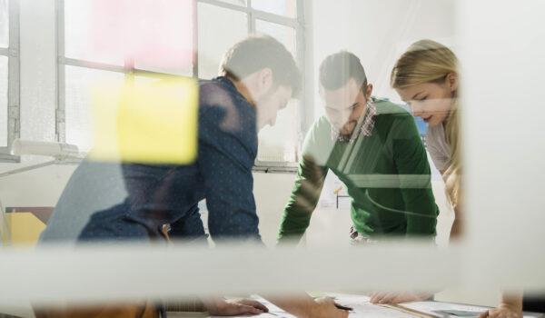 Drei Personen in einem Gespräch im Büro © Westend61 / Uwe Umstätter