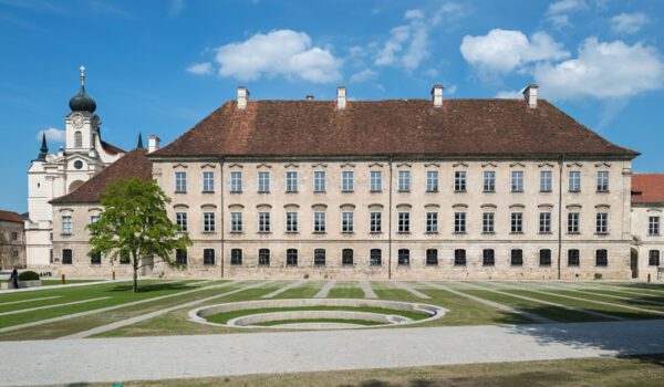 Kloster Raitenhaslach in Burghausen: Prälatenstock (rechts) und Klosterkirche. Der Prälatenstock beherbergt das TUM-Akademiezentrum Raitenhaslach.