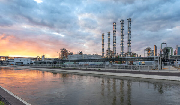 Wacker Werksansicht bei Dämmerung © Wacker GmbH