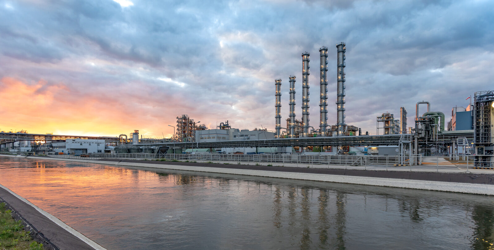 Wacker Werksansicht bei Dämmerung © Wacker GmbH