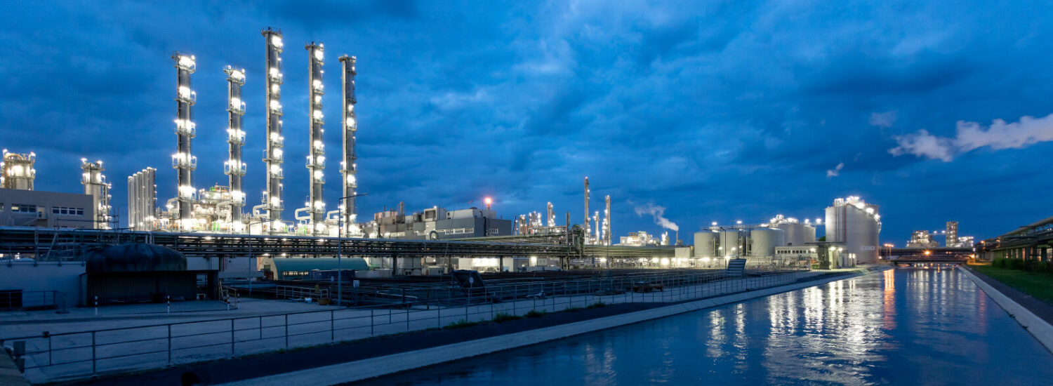 Wacker Werksansicht bei Dämmerung © Wacker GmbH