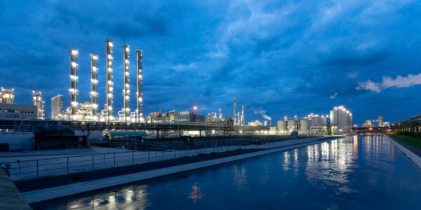 Wacker Werksansicht bei Dämmerung © Wacker GmbH