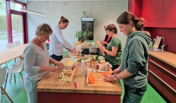 Gemeinsames Kochen im Haus der Familie © Stadt Burghausen / Hannah Eberle Gemeinsames Kochen im Haus der Familie © Stadt Burghausen / Hannah Eberle