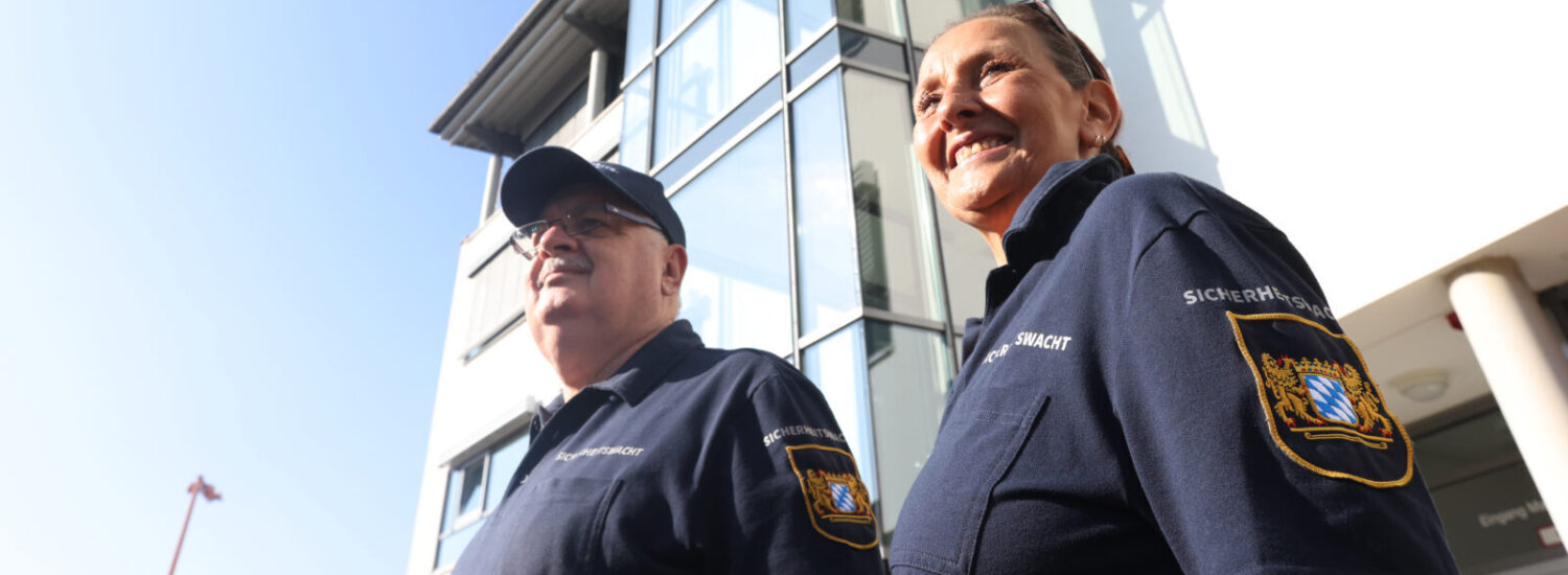 Zwei Mitglieder der Sicherheitswacht in Uniform © Gerhard Nixdorf