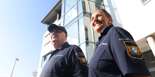 Zwei Mitglieder der Sicherheitswacht in Uniform © Gerhard Nixdorf