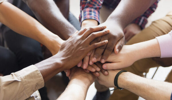 Mehrere Personen halten Hände in der Mitte © Westend61 / Caiaimage / Tom Merton Mehrere Personen halten Hände in der Mitte © Westend61 / Caiaimage / Tom Merton