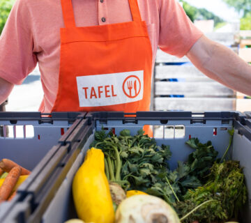 Helfer der Tafel in Burghausen vor Gemüsekisten © Hannah Soldner