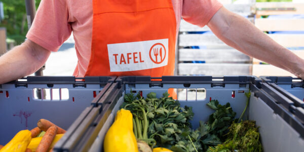 Helfer der Tafel in Burghausen vor Gemüsekisten © Hannah Soldner