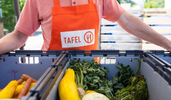 Helfer der Tafel in Burghausen vor Gemüsekisten © Hannah Soldner