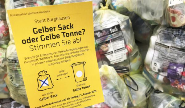 Flyer Bürgerentscheid Gelber Sack oder gelbe Tonne mit Gelben Säcken im Hintergrund © Stadt Burghausen Flyer Bürgerentscheid Gelber Sack oder gelbe Tonne mit Gelben Säcken im Hintergrund © Stadt Burghausen