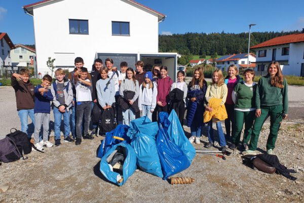Die 7b des KuMax Gymnasiums mit den beiden FÖJlerinnen des Umweltamtes im Neubaugebiet Burgkirchner Straße.